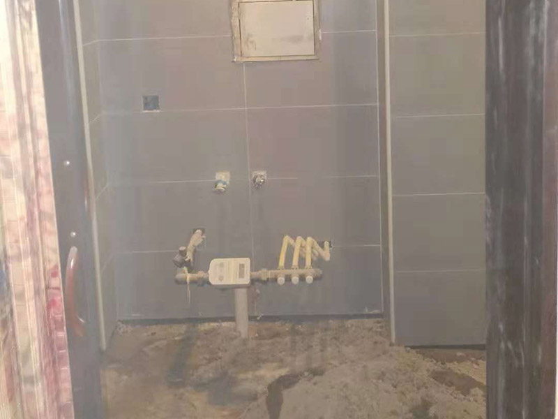 公寓地磚安裝維修：首先將選購好的瓷磚清潔干凈，并在水中浸泡2個小時以上，瓷磚的浸泡是為了能讓瓷磚充分的吸收水分，避免在鋪貼完成之后吸取材料中的水分，而影響瓷磚與地面的粘貼度，造成起空鼓、脫落等現(xiàn)象，開始鋪貼瓷磚之前需要從水中取出并將便面的水分擦去，以便鋪貼。然后在開始瓷磚進(jìn)行鋪貼之前，需先在墻面上吊垂線，吊垂線是用來確定瓷磚與墻面的尺寸，再設(shè)置水平線，這樣能夠保證瓷磚鋪貼過程中保持橫平豎直的平整度。接著在瓷磚鋪貼過程中需要以水平線為準(zhǔn)繩，設(shè)置木板將瓷磚支撐住，這樣是為了防止瓷磚在達(dá)到一定的粘著強度之前出現(xiàn)位移或下墜的現(xiàn)象。 通常地磚的鋪貼都是由門窗邊或者陽臺開始的，保證從上到下，由左及右的順序行進(jìn)，先用水潤曾找平層，再用鏟子將水泥抹在瓷磚的背面，再將瓷磚貼在地面，再用橡膠錘輕輕敲擊瓷磚，使水泥充滿墻面與瓷磚之間的空隙，粘貼時要注意所使用的粘貼材料不能太稠，也不能太稀，太稠的話不容易攤開，太稀的話又不容易粘牢。