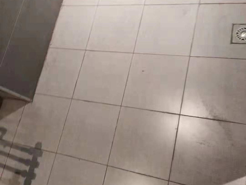 公寓地磚安裝維修：首先將選購好的瓷磚清潔干凈，并在水中浸泡2個小時以上，瓷磚的浸泡是為了能讓瓷磚充分的吸收水分，避免在鋪貼完成之后吸取材料中的水分，而影響瓷磚與地面的粘貼度，造成起空鼓、脫落等現(xiàn)象，開始鋪貼瓷磚之前需要從水中取出并將便面的水分擦去，以便鋪貼。然后在開始瓷磚進(jìn)行鋪貼之前，需先在墻面上吊垂線，吊垂線是用來確定瓷磚與墻面的尺寸，再設(shè)置水平線，這樣能夠保證瓷磚鋪貼過程中保持橫平豎直的平整度。接著在瓷磚鋪貼過程中需要以水平線為準(zhǔn)繩，設(shè)置木板將瓷磚支撐住，這樣是為了防止瓷磚在達(dá)到一定的粘著強度之前出現(xiàn)位移或下墜的現(xiàn)象。 通常地磚的鋪貼都是由門窗邊或者陽臺開始的，保證從上到下，由左及右的順序行進(jìn)，先用水潤曾找平層，再用鏟子將水泥抹在瓷磚的背面，再將瓷磚貼在地面，再用橡膠錘輕輕敲擊瓷磚，使水泥充滿墻面與瓷磚之間的空隙，粘貼時要注意所使用的粘貼材料不能太稠，也不能太稀，太稠的話不容易攤開，太稀的話又不容易粘牢。