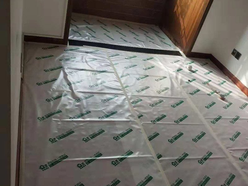 整體家具拆除維修：衣柜：首先，將部分比較簡單直觀的部件進(jìn)行組裝，比如層板、柜門等。然后進(jìn)行柜類的安裝，應(yīng)遵循從上到下，由里及外的順序，將整體的框架安裝固定好，再進(jìn)行局部的組裝。最后在進(jìn)部件組裝的過程中，記得用螺絲將銜接處進(jìn)行固定。 床: 1、一般，床類家具是安裝內(nèi)架、床杠、床屏以及床尾的順序依次組裝的。 2、了解了床的安裝順序，就可以進(jìn)行組裝了。首先將升降腳釘進(jìn)行安裝，接著是床母。 3、其次，在床的排骨架上也需要安裝升降腳。