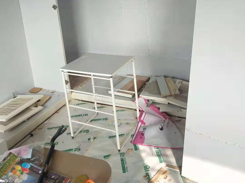 整體家具拆除維修：衣柜：首先，將部分比較簡單直觀的部件進(jìn)行組裝，比如層板、柜門等。然后進(jìn)行柜類的安裝，應(yīng)遵循從上到下，由里及外的順序，將整體的框架安裝固定好，再進(jìn)行局部的組裝。最后在進(jìn)部件組裝的過程中，記得用螺絲將銜接處進(jìn)行固定。 床: 1、一般，床類家具是安裝內(nèi)架、床杠、床屏以及床尾的順序依次組裝的。 2、了解了床的安裝順序，就可以進(jìn)行組裝了。首先將升降腳釘進(jìn)行安裝，接著是床母。 3、其次，在床的排骨架上也需要安裝升降腳。