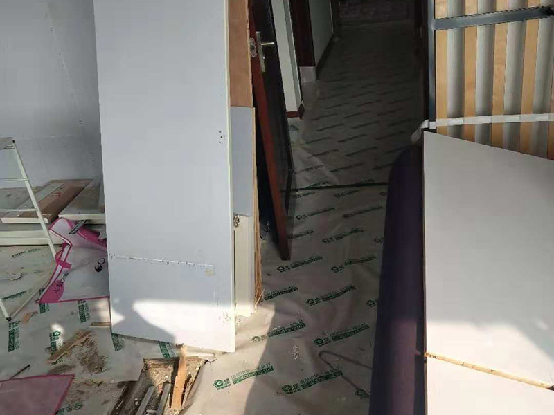 整體家具拆除維修：衣柜：首先，將部分比較簡單直觀的部件進(jìn)行組裝，比如層板、柜門等。然后進(jìn)行柜類的安裝，應(yīng)遵循從上到下，由里及外的順序，將整體的框架安裝固定好，再進(jìn)行局部的組裝。最后在進(jìn)部件組裝的過程中，記得用螺絲將銜接處進(jìn)行固定。 床: 1、一般，床類家具是安裝內(nèi)架、床杠、床屏以及床尾的順序依次組裝的。 2、了解了床的安裝順序，就可以進(jìn)行組裝了。首先將升降腳釘進(jìn)行安裝，接著是床母。 3、其次，在床的排骨架上也需要安裝升降腳。