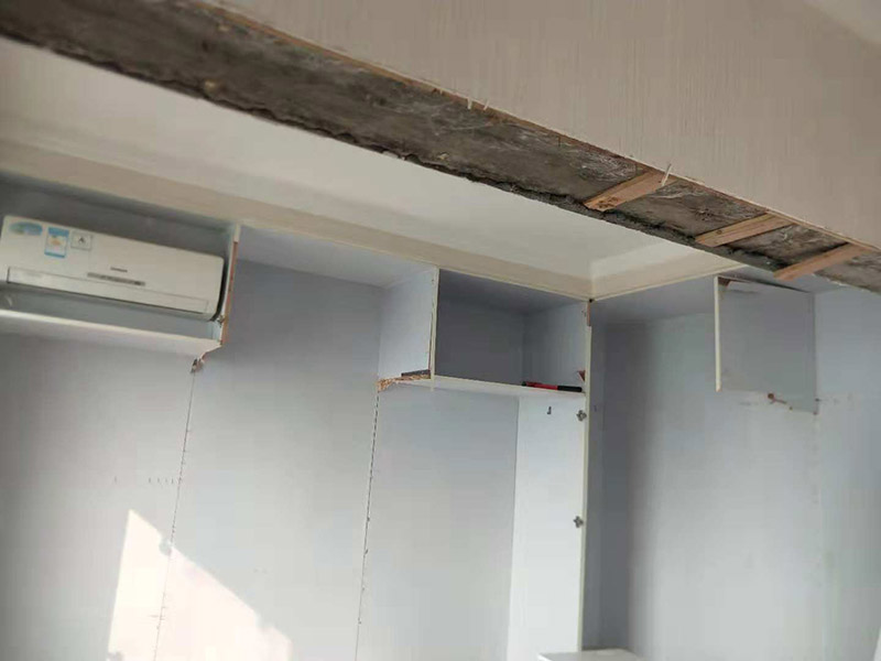 整體家具拆除維修：衣柜：首先，將部分比較簡單直觀的部件進(jìn)行組裝，比如層板、柜門等。然后進(jìn)行柜類的安裝，應(yīng)遵循從上到下，由里及外的順序，將整體的框架安裝固定好，再進(jìn)行局部的組裝。最后在進(jìn)部件組裝的過程中，記得用螺絲將銜接處進(jìn)行固定。 床: 1、一般，床類家具是安裝內(nèi)架、床杠、床屏以及床尾的順序依次組裝的。 2、了解了床的安裝順序，就可以進(jìn)行組裝了。首先將升降腳釘進(jìn)行安裝，接著是床母。 3、其次，在床的排骨架上也需要安裝升降腳。