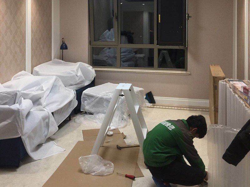 安裝燈具：1、燈具檢查 檢查燈具的安裝配件，看生產(chǎn)商的有關(guān)文件和技術(shù)是否齊全，看燈具的外觀是否有損壞，有無變形、金屬脫落、腐蝕等現(xiàn)象。 2、組裝燈具 將燈具部件連成一體，燈的穿線長度要適宜，對于多出的線頭應(yīng)搪錫，要注意區(qū)分火線和零線，將線路理順。 3、燈具安裝 燈具電源線要留足，然后剪去余線，剝出線頭，再用螺釘將燈座安裝在接線盒上。 4、通電試運(yùn)行 安裝完成后，打開電源，檢測是否通電。