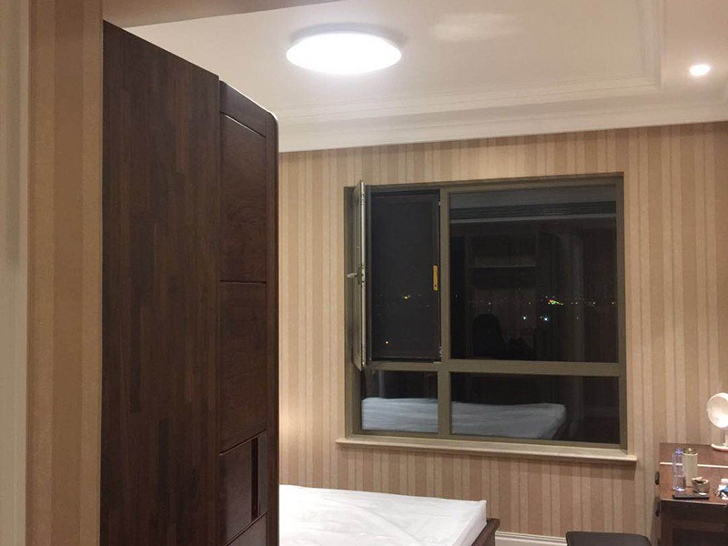 安裝燈具：1、燈具檢查 檢查燈具的安裝配件，看生產(chǎn)商的有關(guān)文件和技術(shù)是否齊全，看燈具的外觀是否有損壞，有無變形、金屬脫落、腐蝕等現(xiàn)象。 2、組裝燈具 將燈具部件連成一體，燈的穿線長度要適宜，對于多出的線頭應(yīng)搪錫，要注意區(qū)分火線和零線，將線路理順。 3、燈具安裝 燈具電源線要留足，然后剪去余線，剝出線頭，再用螺釘將燈座安裝在接線盒上。 4、通電試運(yùn)行 安裝完成后，打開電源，檢測是否通電。