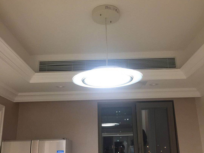 安裝燈具：1、燈具檢查 檢查燈具的安裝配件，看生產(chǎn)商的有關(guān)文件和技術(shù)是否齊全，看燈具的外觀是否有損壞，有無變形、金屬脫落、腐蝕等現(xiàn)象。 2、組裝燈具 將燈具部件連成一體，燈的穿線長度要適宜，對于多出的線頭應(yīng)搪錫，要注意區(qū)分火線和零線，將線路理順。 3、燈具安裝 燈具電源線要留足，然后剪去余線，剝出線頭，再用螺釘將燈座安裝在接線盒上。 4、通電試運(yùn)行 安裝完成后，打開電源，檢測是否通電。