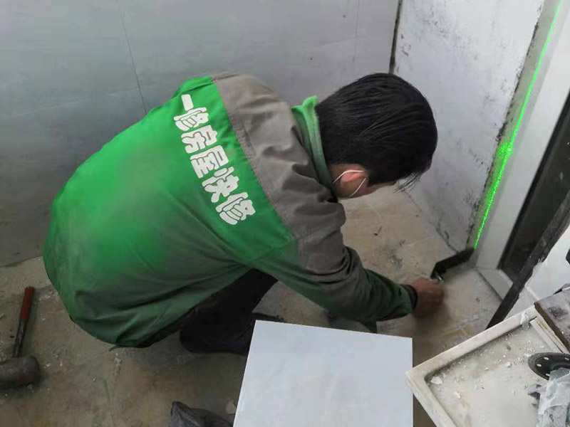 瓷磚鋪貼：1、基層處理 將塵土、雜物徹底清掃干凈，不得有空鼓、開裂及起砂等缺陷。 2、彈線 施工前在墻體四周彈出標(biāo)高控制線，在地面彈出十字線，以控制地磚分隔尺寸。 3、預(yù)鋪 首先應(yīng)在圖紙?jiān)O(shè)計(jì)要求的基礎(chǔ)上，對(duì)地磚的色彩、紋理、表面平整等進(jìn)行嚴(yán)格的挑選，然后按照?qǐng)D紙要求預(yù)鋪。對(duì)于預(yù)鋪中可能出現(xiàn)的尺寸、色彩、紋理誤差等進(jìn)行調(diào)整、交換，直至達(dá)到最佳效果，按鋪貼順利堆放整齊備用。 4、鋪貼 鋪設(shè)選用1：3干硬性水泥砂漿，砂漿厚度25mm左右。鋪貼前將地磚背面濕潤，需正面干燥為宜。把地磚按照要求放在水泥砂漿上，用橡皮錘輕敲地磚飾面直至密實(shí)平整達(dá)到要求。 5、勾縫 地磚鋪完后24h進(jìn)行清理勾縫，勾縫前應(yīng)先將地磚縫隙內(nèi)雜質(zhì)擦凈，用專用填縫劑勾縫。 6、清理 在家裝貼瓷磚施工過程中隨干隨清，完工后(一般宜在24h之后)再用棉紗等物對(duì)地磚表面進(jìn)行理。