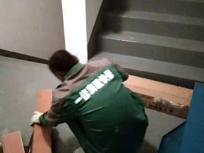 地板切割預(yù)鋪：地面全部掃干凈后，鋪上一層薄薄的塑料膜，要全部鋪滿，接頭的地方要連接好，以隔開地板和地面。鋪好塑料膜后，再在上面鋪上地板專用的地膜，鋪好地膜后，地板安裝師傅將很多地板從箱子里拿出來，全部攤放在地上，挑選色差，色差大的放在床、衣柜下面，色差均勻小的鋪在明顯的地方。開始正式安裝地板，安裝師傅將地板逐個裁剪，然后按以下圖的方式安裝，地板與地板之間只要用錘子錘緊就是。