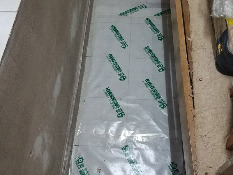 地面保護(hù)維修：房屋裝修、建筑裝修的整個(gè)過程都是非常漫長的，并非一兩天就能完工的，其中涉及的環(huán)節(jié)也很多。在裝修施工的過程中，裝修工人們會不斷進(jìn)進(jìn)出出，而且還會攜帶一些水泥漿等泥土，甚至是油漆或者被堅(jiān)利物刮花，如果不采取地面保護(hù)措施，這樣對地面會造成很大的影響。 地板保護(hù)膜能夠在近年來的迅速興起，它的保護(hù)作用是不可忽視的。它是采用環(huán)保pvc和工業(yè)用針織棉制作而成，有雙重作用。pvc具備防滑、防水、防油漆甚至防火阻燃的功能，結(jié)合針織棉能夠防潮吸沙塵、對從高處掉下的東西起到一個(gè)緩沖減震的作用。 使用了裝飾地板保護(hù)膜，可以有效防止地面瓷磚，大理石，木地板被損傷刮花。