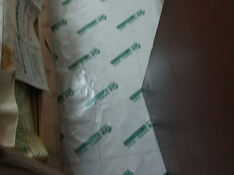 地面保護(hù)維修：房屋裝修、建筑裝修的整個(gè)過程都是非常漫長的，并非一兩天就能完工的，其中涉及的環(huán)節(jié)也很多。在裝修施工的過程中，裝修工人們會不斷進(jìn)進(jìn)出出，而且還會攜帶一些水泥漿等泥土，甚至是油漆或者被堅(jiān)利物刮花，如果不采取地面保護(hù)措施，這樣對地面會造成很大的影響。 地板保護(hù)膜能夠在近年來的迅速興起，它的保護(hù)作用是不可忽視的。它是采用環(huán)保pvc和工業(yè)用針織棉制作而成，有雙重作用。pvc具備防滑、防水、防油漆甚至防火阻燃的功能，結(jié)合針織棉能夠防潮吸沙塵、對從高處掉下的東西起到一個(gè)緩沖減震的作用。 使用了裝飾地板保護(hù)膜，可以有效防止地面瓷磚，大理石，木地板被損傷刮花。