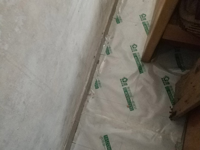 地面保護(hù)維修：房屋裝修、建筑裝修的整個(gè)過程都是非常漫長的，并非一兩天就能完工的，其中涉及的環(huán)節(jié)也很多。在裝修施工的過程中，裝修工人們會不斷進(jìn)進(jìn)出出，而且還會攜帶一些水泥漿等泥土，甚至是油漆或者被堅(jiān)利物刮花，如果不采取地面保護(hù)措施，這樣對地面會造成很大的影響。 地板保護(hù)膜能夠在近年來的迅速興起，它的保護(hù)作用是不可忽視的。它是采用環(huán)保pvc和工業(yè)用針織棉制作而成，有雙重作用。pvc具備防滑、防水、防油漆甚至防火阻燃的功能，結(jié)合針織棉能夠防潮吸沙塵、對從高處掉下的東西起到一個(gè)緩沖減震的作用。 使用了裝飾地板保護(hù)膜，可以有效防止地面瓷磚，大理石，木地板被損傷刮花。