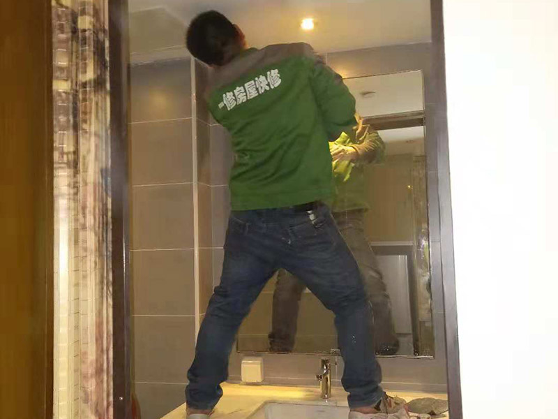 公寓局部裝修：1、公寓面積較小，適合1到2人居住，不需要設(shè)計(jì)過多的功能房。為保證主人生活方便，保證臥室、客廳、衛(wèi)浴、廚房基本功能性空間的存在，其他區(qū)域則可以根據(jù)剩余空間的大小以及自己的需求來設(shè)計(jì)。 2、室內(nèi)空間狹小，因此在裝飾時(shí)應(yīng)盡量選用淺淡的色調(diào)，白色、黃色等淺色調(diào)可以讓室內(nèi)空間有變大的效果，而且還可采用具有通透性或玻璃材質(zhì)的家具和桌椅等，讓空間變得明亮又寬敞。 3、在公寓裝修時(shí)，應(yīng)盡量避免采用硬質(zhì)的隔斷，最好采取軟隔斷的方式來對空間進(jìn)行分隔，可以采用隔斷柜、屏風(fēng)、家具等物品進(jìn)行隔斷，這樣會(huì)讓室內(nèi)的采光和通風(fēng)變得更好。