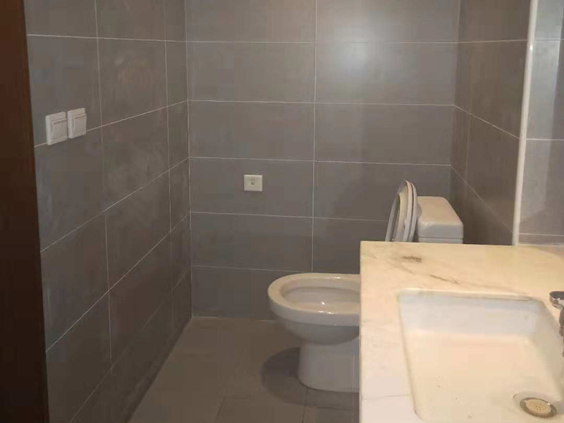 公寓局部裝修：1、公寓面積較小，適合1到2人居住，不需要設(shè)計(jì)過多的功能房。為保證主人生活方便，保證臥室、客廳、衛(wèi)浴、廚房基本功能性空間的存在，其他區(qū)域則可以根據(jù)剩余空間的大小以及自己的需求來設(shè)計(jì)。 2、室內(nèi)空間狹小，因此在裝飾時(shí)應(yīng)盡量選用淺淡的色調(diào)，白色、黃色等淺色調(diào)可以讓室內(nèi)空間有變大的效果，而且還可采用具有通透性或玻璃材質(zhì)的家具和桌椅等，讓空間變得明亮又寬敞。 3、在公寓裝修時(shí)，應(yīng)盡量避免采用硬質(zhì)的隔斷，最好采取軟隔斷的方式來對空間進(jìn)行分隔，可以采用隔斷柜、屏風(fēng)、家具等物品進(jìn)行隔斷，這樣會(huì)讓室內(nèi)的采光和通風(fēng)變得更好。