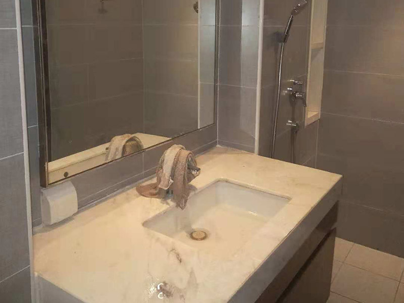 公寓局部裝修：1、公寓面積較小，適合1到2人居住，不需要設(shè)計(jì)過多的功能房。為保證主人生活方便，保證臥室、客廳、衛(wèi)浴、廚房基本功能性空間的存在，其他區(qū)域則可以根據(jù)剩余空間的大小以及自己的需求來設(shè)計(jì)。 2、室內(nèi)空間狹小，因此在裝飾時(shí)應(yīng)盡量選用淺淡的色調(diào)，白色、黃色等淺色調(diào)可以讓室內(nèi)空間有變大的效果，而且還可采用具有通透性或玻璃材質(zhì)的家具和桌椅等，讓空間變得明亮又寬敞。 3、在公寓裝修時(shí)，應(yīng)盡量避免采用硬質(zhì)的隔斷，最好采取軟隔斷的方式來對空間進(jìn)行分隔，可以采用隔斷柜、屏風(fēng)、家具等物品進(jìn)行隔斷，這樣會(huì)讓室內(nèi)的采光和通風(fēng)變得更好。