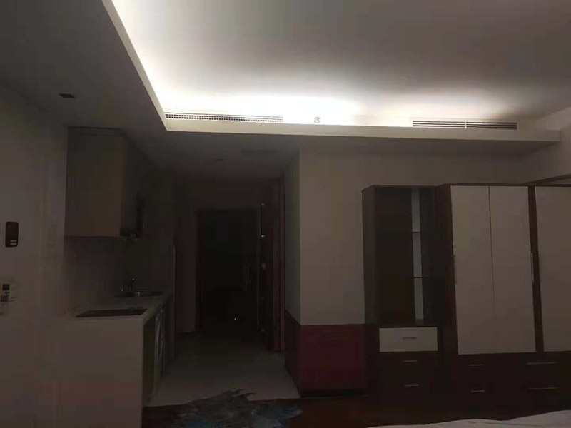 公寓局部裝修：1、公寓面積較小，適合1到2人居住，不需要設(shè)計(jì)過多的功能房。為保證主人生活方便，保證臥室、客廳、衛(wèi)浴、廚房基本功能性空間的存在，其他區(qū)域則可以根據(jù)剩余空間的大小以及自己的需求來設(shè)計(jì)。 2、室內(nèi)空間狹小，因此在裝飾時(shí)應(yīng)盡量選用淺淡的色調(diào)，白色、黃色等淺色調(diào)可以讓室內(nèi)空間有變大的效果，而且還可采用具有通透性或玻璃材質(zhì)的家具和桌椅等，讓空間變得明亮又寬敞。 3、在公寓裝修時(shí)，應(yīng)盡量避免采用硬質(zhì)的隔斷，最好采取軟隔斷的方式來對空間進(jìn)行分隔，可以采用隔斷柜、屏風(fēng)、家具等物品進(jìn)行隔斷，這樣會(huì)讓室內(nèi)的采光和通風(fēng)變得更好。