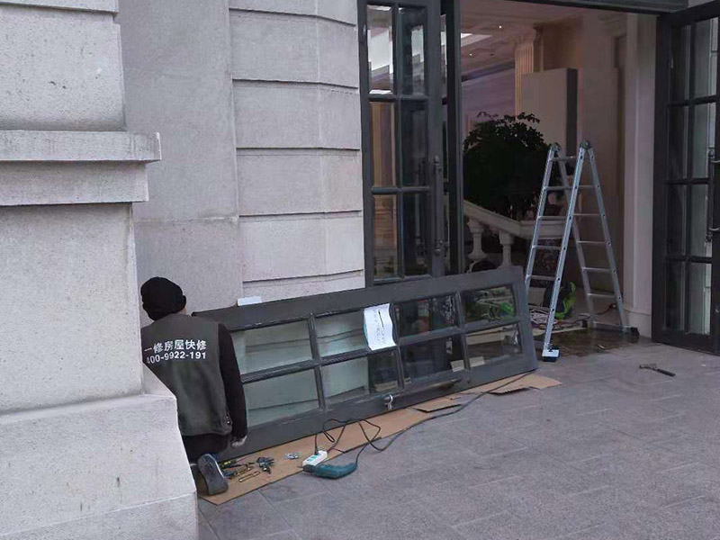 室外門維修：首先安裝門框，這個門檻是事先量好尺寸制作好的。把門框靠在門洞里，一般是安裝門扇的那邊靠墻。并使用沖擊鉆鉆孔，安裝2只膨脹螺絲。然后打安裝孔，使用膨脹螺絲穿過門框，在門框的后面適當(dāng)?shù)募尤?個斜頭木楔，并使用卷尺量好同樣的寬度，通過調(diào)節(jié)斜頭木楔的長短達(dá)到合適的寬度。緊固好2只膨脹螺絲后就可以把門扇放入門框里，查看尺寸是否合適。并安裝門框上的合頁。把合頁對好位置，并使用鉚釘槍打入鉚釘，固定合頁，然后再在合頁上打第二個孔和安裝鉚釘。同樣的步驟安裝好門框下的合頁。完成2只合頁的安裝后就把門扇放入門框里，以合頁的安裝位置為基礎(chǔ)，移動門扇，達(dá)到最佳安裝位置。如果門扇短一些，就可以在門扇底部墊斜頭進(jìn)行支墊。位置合適后使用記號筆做好合頁螺絲安裝孔位置。再使用手槍鉆鉆孔和使用鉚釘槍加入鉚釘。打開門查看移動是否靈活，再完成剩下的孔的鉚釘安裝。