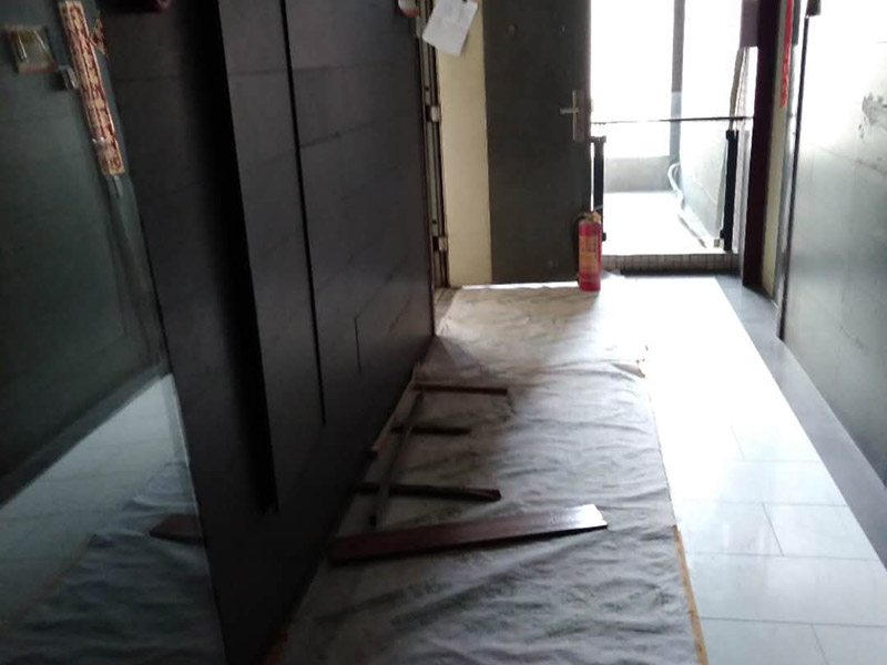 燈具線路改造：1、水電改造的第一步是水電定位，也就是根據(jù)用戶的需要定出全屋開關(guān)插座的位置和水路接口的位置，水電工要根據(jù)開關(guān)、插座、水龍頭的位置按圖把線路走向給用戶講清楚。而且要注意&ldquo;水走天、電走地&rdquo;原則，即水管走天棚，強(qiáng)、弱電盡量走地面，且強(qiáng)、弱電之間不能互相交叉及平行距離大于30厘米。 2、插座、開關(guān)、燈具的電氣線路設(shè)計(jì)要考慮室內(nèi)空間的可變性，為可能的不同空間使用狀況做準(zhǔn)備，減少部分使用者在使用過程中的再規(guī)劃設(shè)計(jì)的障礙。 3、水電定位之后，接下來就是打槽了。好的打槽師傅打出的槽基本是一條直線，而且槽邊基本沒有什么毛齒。注意打槽之前，務(wù)必讓水電工將所有的水電走向在墻上劃出來標(biāo)明，記得對照水電圖，看是否一致。 4、水路改造時(shí)，注意周圍一定要整潔。水路改造訂合同時(shí)，最好注明水路改造用的材料。另外水路改造中要注意原房間下水管的大小，外接下水管的管子最好和原下水管匹配。冷熱水管應(yīng)左熱右冷，間距一般不小于20cm，具體視龍頭冷熱管間距而定。