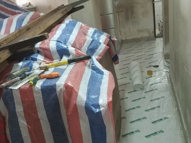 家具地面保護(hù)：房屋裝修、建筑裝修的整個過程都是非常漫長的，并非一兩天就能完工的，其中涉及的環(huán)節(jié)也很多。在裝修施工的過程中，裝修工人們會不斷進(jìn)進(jìn)出出，而且還會攜帶一些水泥漿等泥土，甚至是油漆或者被堅(jiān)利物刮花，如果不采取地面保護(hù)措施，這樣對地面會造成很大的影響。 地板保護(hù)膜能夠在近年來的迅速興起，它的保護(hù)作用是不可忽視的。它是采用環(huán)保pvc和工業(yè)用針織棉制作而成，有雙重作用。pvc具備防滑、防水、防油漆甚至防火阻燃的功能，結(jié)合針織棉能夠防潮吸沙塵、對從高處掉下的東西起到一個緩沖減震的作用。 