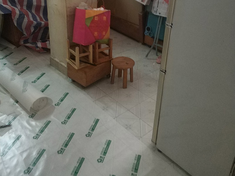 家具地面保護(hù)：房屋裝修、建筑裝修的整個過程都是非常漫長的，并非一兩天就能完工的，其中涉及的環(huán)節(jié)也很多。在裝修施工的過程中，裝修工人們會不斷進(jìn)進(jìn)出出，而且還會攜帶一些水泥漿等泥土，甚至是油漆或者被堅(jiān)利物刮花，如果不采取地面保護(hù)措施，這樣對地面會造成很大的影響。 地板保護(hù)膜能夠在近年來的迅速興起，它的保護(hù)作用是不可忽視的。它是采用環(huán)保pvc和工業(yè)用針織棉制作而成，有雙重作用。pvc具備防滑、防水、防油漆甚至防火阻燃的功能，結(jié)合針織棉能夠防潮吸沙塵、對從高處掉下的東西起到一個緩沖減震的作用。 