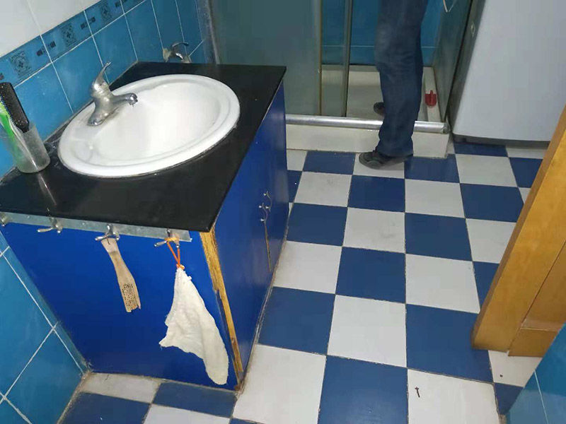 局部改造維修：1、現(xiàn)在的電線鋪設(shè)一般都是暗線，藏在墻體、地板地下、天花板上，所以，一旦誤入電線鋪設(shè)誤區(qū)將是欲改難改，不該則留下麻煩遺憾。因此，我們在電線鋪設(shè)錢一定要做好規(guī)劃，防止誤入以下的幾個(gè)誤區(qū)。 2、不僅是以前的房子，現(xiàn)在還有很多房子同樣存在一個(gè)情況，就是家里只有一個(gè)回路，一旦任何線路短路，整個(gè)房間的用電會陷入癱瘓。 3、我們在鋪設(shè)點(diǎn)顯時(shí)，根據(jù)使用面積，照明回路可選擇兩路或三路，電源插座三至四路。廚房和衛(wèi)生間各走一路線，空調(diào)回路兩至三路，一個(gè)空調(diào)回路帶兩部空調(diào)差不多。這樣當(dāng)其中一個(gè)回路出現(xiàn)故障時(shí)，其他回路仍可正常供電，不會給正常生活帶來過多影響。 4、電路改造中經(jīng)?？吹?ldquo;電線的顏色沒有什么具體的要求，只要火線、零線、地線的顏色分開就行了&rdquo;這種電線顏色隨意使用的情況，在日后的使用和維修過程中就會存在安全隱患。如電路改造時(shí)為了圖方便和省材料，以藍(lán)線做火線和零線，日后維修，維修師傅不易找出火線和零線，為維修帶來不便，且易造成施工安全事故。