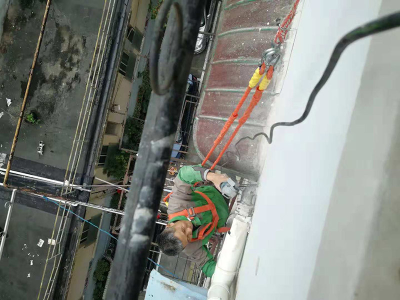 外墻管道維修：安全問題 1、一般外墻施工都會(huì)搭鐵架，這樣就要檢查鐵架的穩(wěn)固性 2、工人施工要記好安全帶！ 防止脫落、空鼓和裂縫 施工時(shí)，基層必須清理干凈，表面修補(bǔ)平整，墻面灑水濕透。釉面磚使用前，必須用水浸泡不少于2h，取出晾干，方可粘貼。釉面磚粘結(jié)砂漿過厚或過薄均易產(chǎn)生空鼓，厚度一般控制再7～10mm。必要時(shí)摻入水泥質(zhì)量3％的108膠，提高粘結(jié)砂漿的和易性和保水性；粘結(jié)釉面磚時(shí)用灰匙木柄輕輕敲擊磚面，使其與底層粘結(jié)密實(shí)牢固，粘結(jié)不密實(shí)時(shí)，應(yīng)取下重貼。冬期施工時(shí)，應(yīng)做好防凍保暖措施，以確保砂漿不受凍。