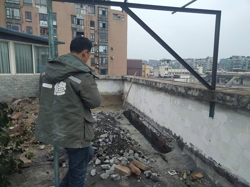 屋頂挖排水溝：屋頂排水溝漏水都有哪些解決辦法:1、補縫,頂樓漏水大部分是縫隙裂開,需要用補漏膏把縫隙填平,等干后進行下一步。(如果縫小于1MM不需要補漏膏)2、用水性防水涂料或墻滲寶透明防水材料涂刷兩遍,全面的,如果光涂縫隙也要寬帶達到20厘米以上。這樣確保粘結(jié)力。防水涂料都是滲入粘結(jié)的,彈性好,所以使用年限長。注意:12小時以內(nèi)不能淋雨。如果屋頂材料特殊,像橡膠等不適合防水涂料的,可選擇其他防水材料。如防水劑,如果是瓷磚表面,不會繼續(xù)斷裂出縫的,都可以使用防水劑做面的防水,縫隙處使用補漏膏來進行組合防水。3、如果以前沒有做過,是新的水泥樓頂,那最合適的做法就是先打一遍底油,再選擇一種比較合格的SBS防水卷材鋪一遍。