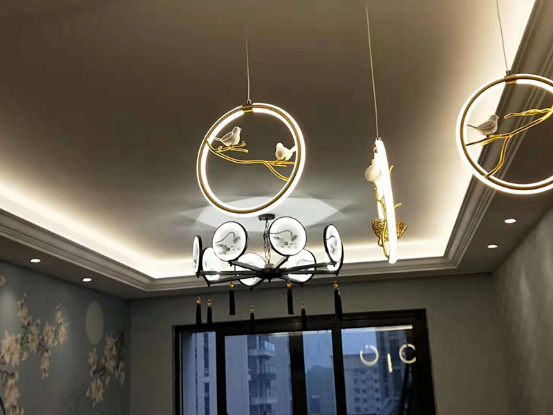 吊燈安裝：一、確定位置  吊燈位置確定之后，還要注意檢測該位置的承重力，畢竟一盞吊燈的重量還是蠻重的，尤其是客餐廳吊燈又大又重，倘若頂面承重力不夠，時間長了會有脫落的危險。所以吊燈安裝位置應是實心磚石頂面或墻面，不宜是輕質(zhì)木質(zhì)頂面。 步驟二、拆吊燈面罩  吊燈面罩會有旋轉(zhuǎn)式和卡扣式兩種固定方式，大家拆卸時要小心謹慎，不要弄壞吊燈了。面罩和燈管都要取下來，以免安裝的過程中碰碎燈管。 三、安裝底座  將吊燈底座對著頂面或墻面的安裝位置，找到孔位并標記出來，然后放下底座，使用與孔位規(guī)格相同的電鉆來打孔，天花板孔位一般是在6毫米，打孔完畢后就可以安裝膨脹螺栓了，這是固定吊燈底座用的，不過要注意孔的深度，要把膨脹螺絲塞入孔內(nèi)，使用錘子把它敲進去，之后將底座與膨脹螺栓擰緊、固定，要與預先確定的安裝位置相同，不能有偏移的情況。 四、連接燈線   吊燈底座固定后，就可以連接燈線與電源線了，不過要注意連接的兩個線頭要接觸良好，需用黑膠布包裹好，并注意保持間距，盡量不把兩個連接頭放在一塊金屬片下，防止產(chǎn)生短路帶來危險。連接好燈線與電源線后就可以安裝燈管，這時可通電檢查，看看能否正常使用，如不正常要檢查線路，若一切OK，那么就要關閉電源再繼續(xù)吊燈后續(xù)安裝。