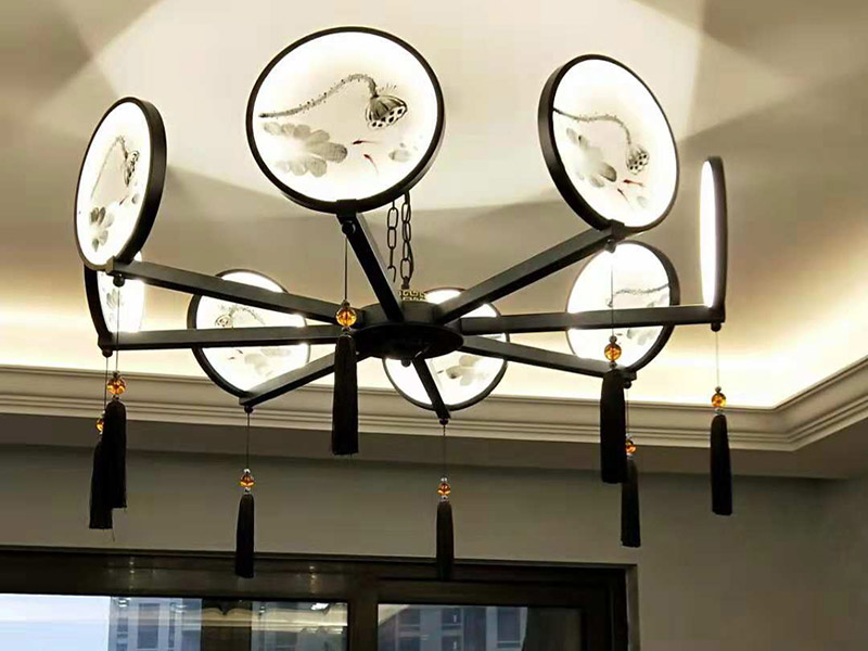 吊燈安裝：一、確定位置  吊燈位置確定之后，還要注意檢測該位置的承重力，畢竟一盞吊燈的重量還是蠻重的，尤其是客餐廳吊燈又大又重，倘若頂面承重力不夠，時間長了會有脫落的危險。所以吊燈安裝位置應是實心磚石頂面或墻面，不宜是輕質(zhì)木質(zhì)頂面。 步驟二、拆吊燈面罩  吊燈面罩會有旋轉(zhuǎn)式和卡扣式兩種固定方式，大家拆卸時要小心謹慎，不要弄壞吊燈了。面罩和燈管都要取下來，以免安裝的過程中碰碎燈管。 三、安裝底座  將吊燈底座對著頂面或墻面的安裝位置，找到孔位并標記出來，然后放下底座，使用與孔位規(guī)格相同的電鉆來打孔，天花板孔位一般是在6毫米，打孔完畢后就可以安裝膨脹螺栓了，這是固定吊燈底座用的，不過要注意孔的深度，要把膨脹螺絲塞入孔內(nèi)，使用錘子把它敲進去，之后將底座與膨脹螺栓擰緊、固定，要與預先確定的安裝位置相同，不能有偏移的情況。 四、連接燈線   吊燈底座固定后，就可以連接燈線與電源線了，不過要注意連接的兩個線頭要接觸良好，需用黑膠布包裹好，并注意保持間距，盡量不把兩個連接頭放在一塊金屬片下，防止產(chǎn)生短路帶來危險。連接好燈線與電源線后就可以安裝燈管，這時可通電檢查，看看能否正常使用，如不正常要檢查線路，若一切OK，那么就要關閉電源再繼續(xù)吊燈后續(xù)安裝。