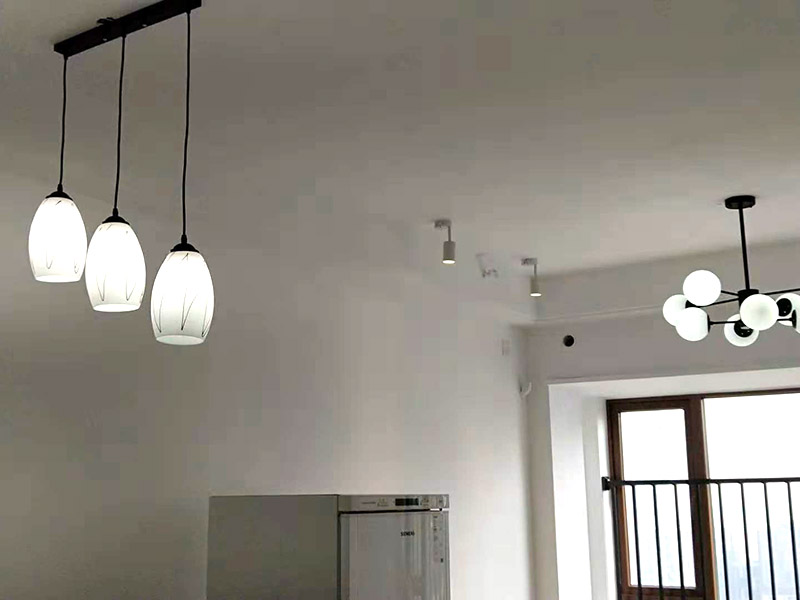 吊燈安裝：一、確定位置  吊燈位置確定之后，還要注意檢測該位置的承重力，畢竟一盞吊燈的重量還是蠻重的，尤其是客餐廳吊燈又大又重，倘若頂面承重力不夠，時間長了會有脫落的危險。所以吊燈安裝位置應是實心磚石頂面或墻面，不宜是輕質(zhì)木質(zhì)頂面。 步驟二、拆吊燈面罩  吊燈面罩會有旋轉(zhuǎn)式和卡扣式兩種固定方式，大家拆卸時要小心謹慎，不要弄壞吊燈了。面罩和燈管都要取下來，以免安裝的過程中碰碎燈管。 三、安裝底座  將吊燈底座對著頂面或墻面的安裝位置，找到孔位并標記出來，然后放下底座，使用與孔位規(guī)格相同的電鉆來打孔，天花板孔位一般是在6毫米，打孔完畢后就可以安裝膨脹螺栓了，這是固定吊燈底座用的，不過要注意孔的深度，要把膨脹螺絲塞入孔內(nèi)，使用錘子把它敲進去，之后將底座與膨脹螺栓擰緊、固定，要與預先確定的安裝位置相同，不能有偏移的情況。 四、連接燈線   吊燈底座固定后，就可以連接燈線與電源線了，不過要注意連接的兩個線頭要接觸良好，需用黑膠布包裹好，并注意保持間距，盡量不把兩個連接頭放在一塊金屬片下，防止產(chǎn)生短路帶來危險。連接好燈線與電源線后就可以安裝燈管，這時可通電檢查，看看能否正常使用，如不正常要檢查線路，若一切OK，那么就要關閉電源再繼續(xù)吊燈后續(xù)安裝。