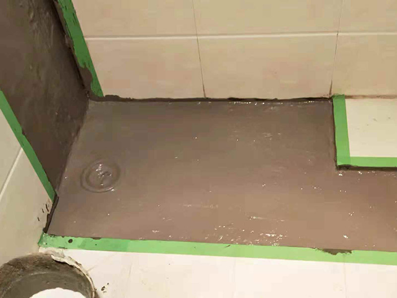 管道改造防水粉刷：1、施工前進(jìn)行墻、地面修補(bǔ)。將墻面地面瓷磚拆除以后，用水泥砂漿找平，然后再做防水施工，這樣可以避免因厚薄不均而造成滲漏，在拆除衛(wèi)生間墻磚和地磚的時(shí)候，要仔細(xì)檢查墻面是否有空鼓、起沙河開裂等現(xiàn)象，同時(shí)檢查墻面的接縫處和其它的邊邊角角等容易出現(xiàn)問題的地方，發(fā)現(xiàn)問題一定要仔細(xì)修補(bǔ)，然后才能做防水。 2、刷防水涂料。刷第一遍防水涂料前要確保工地干凈、干燥。刷涂料時(shí)要涂滿無遺漏，與基層結(jié)合牢固，無裂紋，無氣泡，無脫落現(xiàn)象，涂刷高度一致，厚度要達(dá)到產(chǎn)品規(guī)定要求。然后再重復(fù)步驟刷第二遍，這里要注意第一、第二遍防水涂料間需要有一定時(shí)間間隔，待第一遍涂料干透后才能進(jìn)行第二遍，具體時(shí)間視涂料而定。間隔時(shí)間太短，防水的效果會(huì)大打折扣，此外，最好在房屋的陰陽(yáng)角、地漏和管道等地方多做一次防水。 3、鋪設(shè)保護(hù)層。為防止之后的施工破壞防水層，需在防水涂料表面鋪上保護(hù)層。保護(hù)層要完全覆蓋防水層，無遺漏，與基層結(jié)合牢固，無裂紋，無氣泡，無脫落現(xiàn)象。 4、做閉水試驗(yàn)。進(jìn)行閉水試驗(yàn)時(shí)，地面最高點(diǎn)的水不能低于2厘米，保存至少24小時(shí)，觀察無滲漏現(xiàn)象后方算合格。如有滲漏，一定要重做，絕不能疏忽大意。