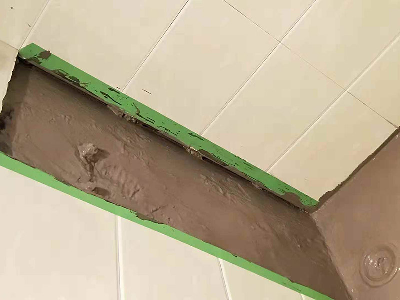 管道改造防水粉刷：1、施工前進(jìn)行墻、地面修補(bǔ)。將墻面地面瓷磚拆除以后，用水泥砂漿找平，然后再做防水施工，這樣可以避免因厚薄不均而造成滲漏，在拆除衛(wèi)生間墻磚和地磚的時(shí)候，要仔細(xì)檢查墻面是否有空鼓、起沙河開裂等現(xiàn)象，同時(shí)檢查墻面的接縫處和其它的邊邊角角等容易出現(xiàn)問題的地方，發(fā)現(xiàn)問題一定要仔細(xì)修補(bǔ)，然后才能做防水。 2、刷防水涂料。刷第一遍防水涂料前要確保工地干凈、干燥。刷涂料時(shí)要涂滿無遺漏，與基層結(jié)合牢固，無裂紋，無氣泡，無脫落現(xiàn)象，涂刷高度一致，厚度要達(dá)到產(chǎn)品規(guī)定要求。然后再重復(fù)步驟刷第二遍，這里要注意第一、第二遍防水涂料間需要有一定時(shí)間間隔，待第一遍涂料干透后才能進(jìn)行第二遍，具體時(shí)間視涂料而定。間隔時(shí)間太短，防水的效果會(huì)大打折扣，此外，最好在房屋的陰陽(yáng)角、地漏和管道等地方多做一次防水。 3、鋪設(shè)保護(hù)層。為防止之后的施工破壞防水層，需在防水涂料表面鋪上保護(hù)層。保護(hù)層要完全覆蓋防水層，無遺漏，與基層結(jié)合牢固，無裂紋，無氣泡，無脫落現(xiàn)象。 4、做閉水試驗(yàn)。進(jìn)行閉水試驗(yàn)時(shí)，地面最高點(diǎn)的水不能低于2厘米，保存至少24小時(shí)，觀察無滲漏現(xiàn)象后方算合格。如有滲漏，一定要重做，絕不能疏忽大意。