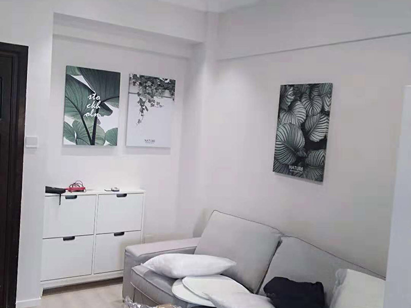 水槽掛畫安裝維修：固定位置&mdash;&mdash;安裝龍頭和進(jìn)水管&mdash;&mdash;水槽放到臺面上&mdash;&mdash;溢水孔、過濾網(wǎng)密封&mdash;&mdash;安裝配套掛件&mdash;&mdash;排水試驗&mdash;&mdash;封邊&mdash;&mdash;清理 水槽在安裝前一定要先確定好安裝的位置和尺寸，這樣方便我們按照尺寸訂購，最好是有水槽平面圖，免得數(shù)據(jù)不精確，導(dǎo)致返工。  另外，水槽安裝牢固以后，不要左右搖晃，很容易留下縫隙，造成松動。而且，最應(yīng)該留意的也是連接處縫隙的密封性。  2、安裝龍頭和進(jìn)水管  在安裝水槽前，應(yīng)該先安好水龍頭和進(jìn)水管，另一端的進(jìn)水管，則需要連接到進(jìn)水開關(guān)。 3、水槽放進(jìn)臺面  水槽放入臺面后，需要在墻體和臺面間安裝配套的掛件，但安裝過程中盡量多注意水槽的密封效果，最好能做好閉水試驗  4、溢水孔、過濾網(wǎng) 溢水口和過濾網(wǎng)的密封程度，決定日后水槽的使用效果，溢水孔、過濾網(wǎng)的密封度越高，后期越不容易出問題。 5、安裝配套掛件  安裝配套掛件一般被認(rèn)為是水槽安裝的最后一步，一般只有等水槽買到家后，工人才會根據(jù)水槽大小，進(jìn)行櫥柜臺面切割，放入臺面，就需要安裝配套掛件。安裝時，應(yīng)把每個空隙都做好填充，以免以后出現(xiàn)漏水問題。 6、排水驗收  水槽整體安裝完畢后，需要將水槽放滿水，做排水試驗，如果出現(xiàn)滲漏，應(yīng)立刻找到問題返工修復(fù)。 7、封邊 排水試驗確保沒問題后，就可以對水槽進(jìn)行封邊處理。在用硅膠封邊時，一定要保證水槽和臺面連接縫隙均勻，不能出現(xiàn)滲水情況。 8、清理 安裝完成后必須對水槽進(jìn)行清理，把安裝時的雜物清理干凈。千萬別用水直接沖入下水，很容易引發(fā)堵塞。