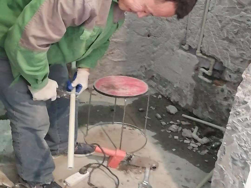 水管線路改造：首先，確定管道的走向和高度。然后用墨盒在墻面和地面彈出墨線。接下來用云石機(jī)開槽。最好是左手拿礦泉水瓶灑水，右手拿云石機(jī)開槽。這樣避免灰塵很多。第三步，用沖擊鉆剔槽。要剔的干凈平整，這樣有利于放管材。第四步，根據(jù)需要裁剪出各種長度的管材，待用。熱熔機(jī)加熱，綠燈變成紅燈時(shí)把管材放進(jìn)去連接。第五步，放管，安裝管卡。15mm冷水管間隔應(yīng)小于0.6m，熱水管為0.25米。20mm冷水管應(yīng)小于0.6米，熱水管應(yīng)小于0.3米。第六步，用料漿填槽抹平即可。