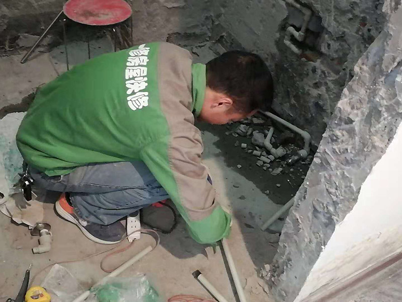 水管線路改造：首先，確定管道的走向和高度。然后用墨盒在墻面和地面彈出墨線。接下來用云石機(jī)開槽。最好是左手拿礦泉水瓶灑水，右手拿云石機(jī)開槽。這樣避免灰塵很多。第三步，用沖擊鉆剔槽。要剔的干凈平整，這樣有利于放管材。第四步，根據(jù)需要裁剪出各種長度的管材，待用。熱熔機(jī)加熱，綠燈變成紅燈時(shí)把管材放進(jìn)去連接。第五步，放管，安裝管卡。15mm冷水管間隔應(yīng)小于0.6m，熱水管為0.25米。20mm冷水管應(yīng)小于0.6米，熱水管應(yīng)小于0.3米。第六步，用料漿填槽抹平即可。