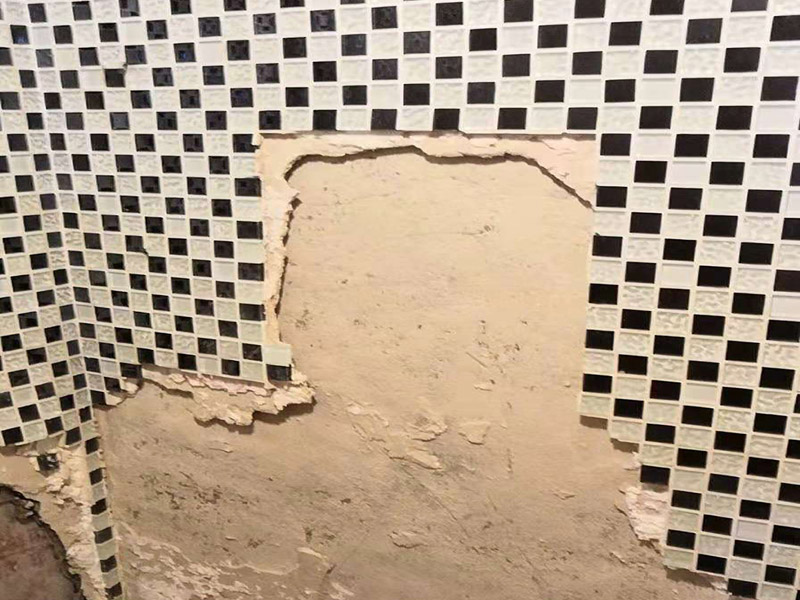 衛(wèi)生間瓷磚拆除：墻面上應(yīng)該還有些其他東西，比如掛毛巾的架子，放廚具的架子等等。先把這些物品都小心翼翼的拆下來(lái)，還原一面光潔的墻面，才好進(jìn)行拆卸工作。拆卸的時(shí)候要先從墻低的第一塊磚開(kāi)始拆卸，要是直接隨便從上面那一塊拆卸，拆到一半就會(huì)擋住下面的瓷磚，讓下面的瓷磚不好拆了。墻面內(nèi)有些地方會(huì)走一些管道，有煤氣管道，有電線管道，水管，網(wǎng)線等等。要注意這些管道，不要把墻里面的管道破壞了，不然拆了瓷磚又惹了新的問(wèn)題要處理。拆卸下來(lái)的瓷磚堆積在地上很不方便繼續(xù)工作，這個(gè)時(shí)候上面提到的推車(chē)就派上用場(chǎng)了。用推車(chē)把瓷磚運(yùn)走，清理干凈現(xiàn)場(chǎng)，然后繼續(xù)拆卸，直到整面的墻面都拆卸完整。