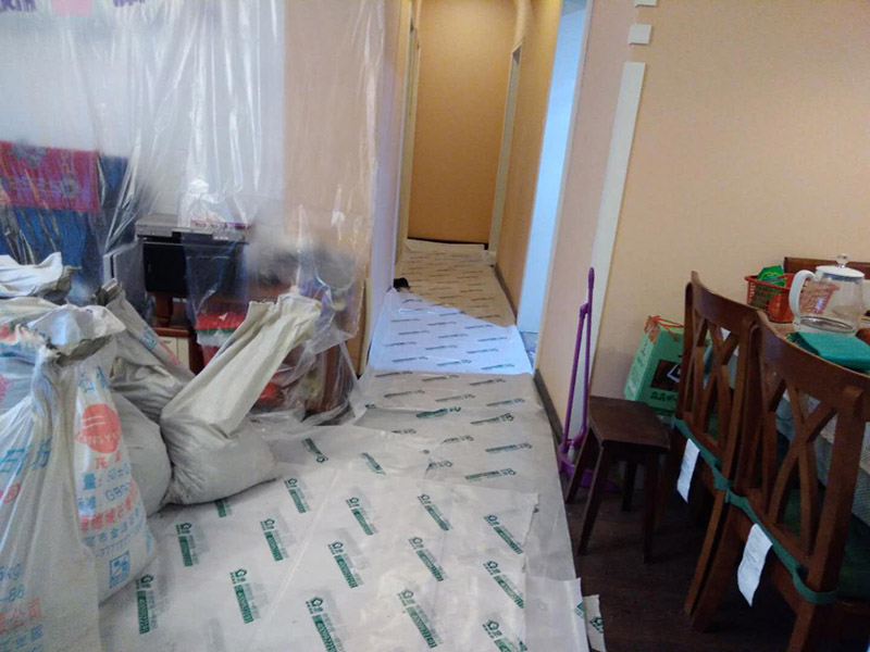 廁所下半部分拆除：首先,指揮一般裝修衛(wèi)生間墻磚拆遷,電線和燈具,避免后期對電器造成傷害,電路漏電,觸電,再用廁所外的插座安裝輔助用品最近,切忌使用衛(wèi)生間插座。廁所呈現(xiàn)第二,然后衛(wèi)生間的衛(wèi)浴裝修拆除。在浴室墻磚之前它將水槽,馬桶,淋浴頭。浴缸、鉤子、內(nèi)閣和供應(yīng),掃清道路。三,先拆除天花板,如果刪除第一個(gè)衛(wèi)生間墻面,可以導(dǎo)致天花板突然下降,導(dǎo)致健康工人的健康風(fēng)險(xiǎn)。終于開始衛(wèi)生間墻壁拆遷,從下到上拆除。