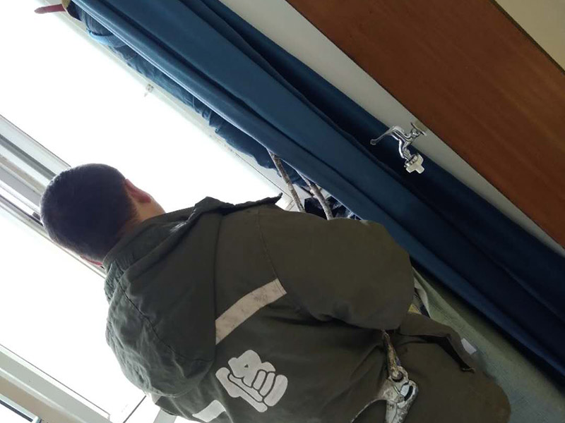 窗戶打膠維修：1、窗框與墻體固定時(shí)，先固定上框，后固定邊框，采用塑料膨脹螺栓固定。各樓層窗框安裝時(shí)均應(yīng)橫向、豎向拉通線，各層水平一致，上下順直?？蚺c洞口之間的伸縮縫內(nèi)腔均采用閉孔泡沫塑料，發(fā)泡劑等彈性材料填塞，表面用密封膠密封。 2、．門窗安裝必須牢固，預(yù)埋件的數(shù)量、位置、埋設(shè)連接方法必須符合設(shè)計(jì)要求，用于固定每根增強(qiáng)型鋼的緊固件不得小于3個(gè)，其間距應(yīng)不大于300mm，距型鋼端頭應(yīng)不大于100mm；增強(qiáng)型鋼、緊固件及五金件除不銹鋼外，其表面均應(yīng)經(jīng)耐腐蝕鍍膜處理。 3、混凝土洞口應(yīng)采用射釘或塑料膨脹螺栓固定；磚墻洞口應(yīng)采用塑料膨脹螺栓固定，并不得固定在磚縫處；設(shè)有預(yù)埋鐵件的洞應(yīng)采用焊接的方法固定，或先在預(yù)埋件上按緊固件規(guī)格打基孔，然后用緊固件固定。