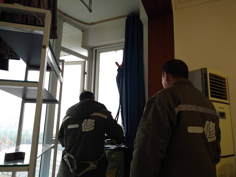 窗戶打膠維修：1、窗框與墻體固定時(shí)，先固定上框，后固定邊框，采用塑料膨脹螺栓固定。各樓層窗框安裝時(shí)均應(yīng)橫向、豎向拉通線，各層水平一致，上下順直?？蚺c洞口之間的伸縮縫內(nèi)腔均采用閉孔泡沫塑料，發(fā)泡劑等彈性材料填塞，表面用密封膠密封。 2、．門窗安裝必須牢固，預(yù)埋件的數(shù)量、位置、埋設(shè)連接方法必須符合設(shè)計(jì)要求，用于固定每根增強(qiáng)型鋼的緊固件不得小于3個(gè)，其間距應(yīng)不大于300mm，距型鋼端頭應(yīng)不大于100mm；增強(qiáng)型鋼、緊固件及五金件除不銹鋼外，其表面均應(yīng)經(jīng)耐腐蝕鍍膜處理。 3、混凝土洞口應(yīng)采用射釘或塑料膨脹螺栓固定；磚墻洞口應(yīng)采用塑料膨脹螺栓固定，并不得固定在磚縫處；設(shè)有預(yù)埋鐵件的洞應(yīng)采用焊接的方法固定，或先在預(yù)埋件上按緊固件規(guī)格打基孔，然后用緊固件固定。