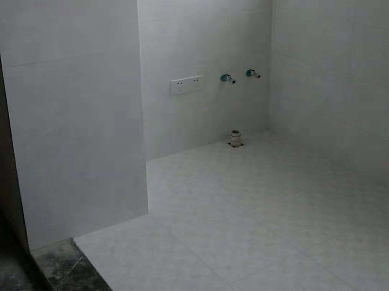 馬桶衛(wèi)浴五金安裝：浴室整體安裝先后順序：首先衛(wèi)浴潔具安裝前應(yīng)該先布局水電安裝&mdash;貼浴室墻磚&mdash;然后浴室吊頂（要安裝浴霸的童鞋需要預(yù)留通風(fēng)口或者同時安裝浴霸）&mdash;鋪設(shè)浴室地磚（此時要考慮其他潔具的進(jìn)水口跟出水口預(yù)留，還有如果考慮安裝蹲便器需要同時安裝）&mdash;安裝三角閥（三角閥的作用是方便日后衛(wèi)浴維修跟控制水流）&mdash;然后可以依次安裝馬桶、洗面盆或者浴室柜、浴盆浴缸等&mdash;然后才是安裝燈具、插座、跟鏡子&mdash;其他五金配件（如安裝毛巾環(huán)、安裝毛巾架等）。