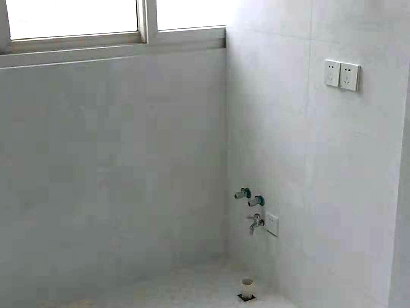 馬桶衛(wèi)浴五金安裝：浴室整體安裝先后順序：首先衛(wèi)浴潔具安裝前應(yīng)該先布局水電安裝&mdash;貼浴室墻磚&mdash;然后浴室吊頂（要安裝浴霸的童鞋需要預(yù)留通風(fēng)口或者同時安裝浴霸）&mdash;鋪設(shè)浴室地磚（此時要考慮其他潔具的進(jìn)水口跟出水口預(yù)留，還有如果考慮安裝蹲便器需要同時安裝）&mdash;安裝三角閥（三角閥的作用是方便日后衛(wèi)浴維修跟控制水流）&mdash;然后可以依次安裝馬桶、洗面盆或者浴室柜、浴盆浴缸等&mdash;然后才是安裝燈具、插座、跟鏡子&mdash;其他五金配件（如安裝毛巾環(huán)、安裝毛巾架等）。