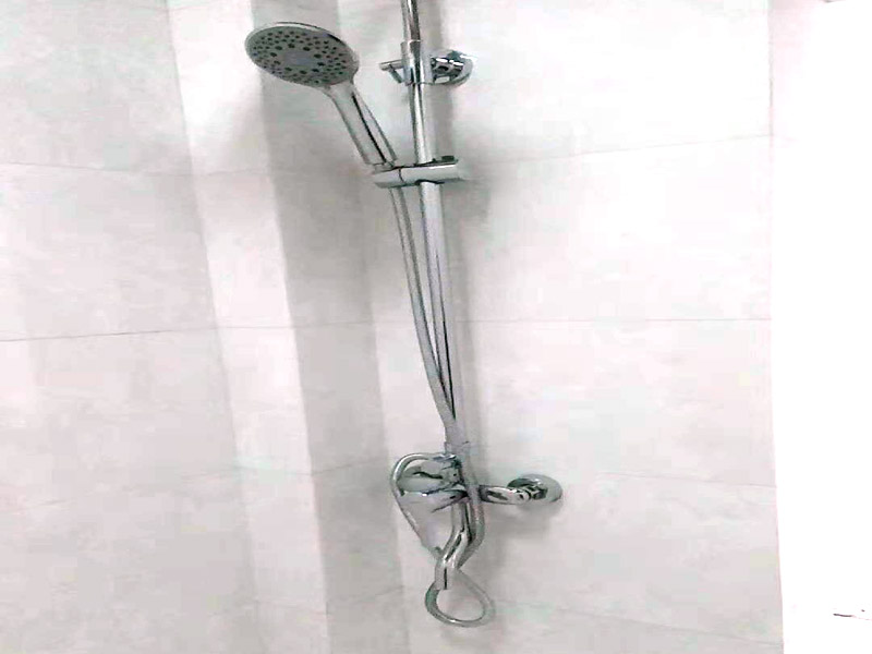 馬桶衛(wèi)浴五金安裝：浴室整體安裝先后順序：首先衛(wèi)浴潔具安裝前應(yīng)該先布局水電安裝&mdash;貼浴室墻磚&mdash;然后浴室吊頂（要安裝浴霸的童鞋需要預(yù)留通風(fēng)口或者同時安裝浴霸）&mdash;鋪設(shè)浴室地磚（此時要考慮其他潔具的進(jìn)水口跟出水口預(yù)留，還有如果考慮安裝蹲便器需要同時安裝）&mdash;安裝三角閥（三角閥的作用是方便日后衛(wèi)浴維修跟控制水流）&mdash;然后可以依次安裝馬桶、洗面盆或者浴室柜、浴盆浴缸等&mdash;然后才是安裝燈具、插座、跟鏡子&mdash;其他五金配件（如安裝毛巾環(huán)、安裝毛巾架等）。