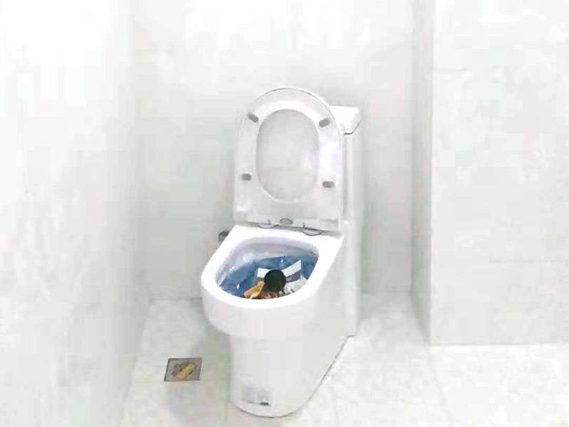 馬桶衛(wèi)浴五金安裝：浴室整體安裝先后順序：首先衛(wèi)浴潔具安裝前應(yīng)該先布局水電安裝&mdash;貼浴室墻磚&mdash;然后浴室吊頂（要安裝浴霸的童鞋需要預(yù)留通風(fēng)口或者同時安裝浴霸）&mdash;鋪設(shè)浴室地磚（此時要考慮其他潔具的進(jìn)水口跟出水口預(yù)留，還有如果考慮安裝蹲便器需要同時安裝）&mdash;安裝三角閥（三角閥的作用是方便日后衛(wèi)浴維修跟控制水流）&mdash;然后可以依次安裝馬桶、洗面盆或者浴室柜、浴盆浴缸等&mdash;然后才是安裝燈具、插座、跟鏡子&mdash;其他五金配件（如安裝毛巾環(huán)、安裝毛巾架等）。