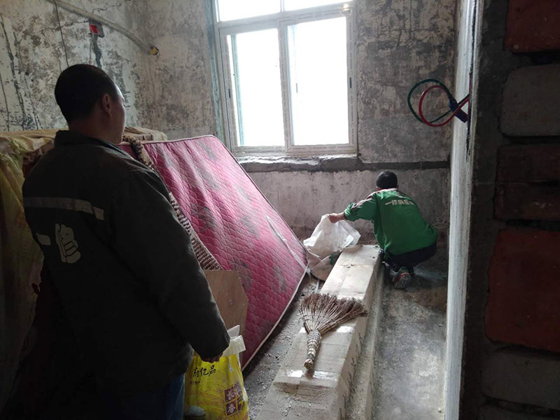 墻面刮膩子維修：1、對不同墻面的基層處理有不同的施工要求，例如現(xiàn)澆的混凝土的墻面常常會出現(xiàn)一些氣孔與鼓起的現(xiàn)象，所以要將墻面先修護平整，磨平凸起處，填補凹陷處。如果是預(yù)制混凝土墻面，其表層會有一些砂礫與疙瘩的現(xiàn)象，所以就需要專業(yè)的施工人員使用鋼絲刷把墻面整體的刷一遍，除這些雜物。 2、墻面經(jīng)過基層處理之后，墻面還是會有一些凹陷，所以就需要用到石膏膩子來補平凹陷處。注意石膏膩子在調(diào)制時，石膏、乳液還有纖維素水溶液之間的重量比約是100：5：60，調(diào)好后將石膏膩子壓實凹陷處，橫抹豎起的批刮一遍，確保墻面的平整。 3、為了把混凝土墻面上的油污清理干凈，所以需要對墻面涂刷火堿水溶液，但是需要注意涂刷時，要邊涂刷邊用清水對墻面進行清洗。如果火堿水溶液的濃度是5%，那么墻面就需要涂刷兩遍，而10%濃度的溶液，涂刷一遍就即可。 4、在刮膩子之前，墻面還需要噴刷一遍粘結(jié)劑才能進行刮膩子。需采用鋼片刮板來對墻面上下左右接錯的批刮，在刮膩子過程中一定要避免留下浮膩子以及刮痕，還要防止膩子上沾上灰塵、砂礫等雜物。 5、打磨修補批刮完第一遍膩子之后，先檢查墻面之前修補過的位置的問題是否仍然存在。沒有問題的話，待膩子完全干透之后，再用細砂紙把墻面整體的打磨一遍，再對墻面進行清理。但墻面的這些地方如果仍然存在著凹陷的現(xiàn)象，就要用膩子再一次進行修補找平了。 6、墻面批刮膩子通常都需要刮兩到三次，而且必須要等到前一遍膩子完全干透之后，才能再進行后一遍的膩子。