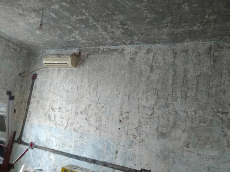 墻面刮膩?zhàn)泳S修：1、對(duì)不同墻面的基層處理有不同的施工要求，例如現(xiàn)澆的混凝土的墻面常常會(huì)出現(xiàn)一些氣孔與鼓起的現(xiàn)象，所以要將墻面先修護(hù)平整，磨平凸起處，填補(bǔ)凹陷處。如果是預(yù)制混凝土墻面，其表層會(huì)有一些砂礫與疙瘩的現(xiàn)象，所以就需要專(zhuān)業(yè)的施工人員使用鋼絲刷把墻面整體的刷一遍，除這些雜物。 2、墻面經(jīng)過(guò)基層處理之后，墻面還是會(huì)有一些凹陷，所以就需要用到石膏膩?zhàn)觼?lái)補(bǔ)平凹陷處。注意石膏膩?zhàn)釉谡{(diào)制時(shí)，石膏、乳液還有纖維素水溶液之間的重量比約是100：5：60，調(diào)好后將石膏膩?zhàn)訅簩?shí)凹陷處，橫抹豎起的批刮一遍，確保墻面的平整。 3、為了把混凝土墻面上的油污清理干凈，所以需要對(duì)墻面涂刷火堿水溶液，但是需要注意涂刷時(shí)，要邊涂刷邊用清水對(duì)墻面進(jìn)行清洗。如果火堿水溶液的濃度是5%，那么墻面就需要涂刷兩遍，而10%濃度的溶液，涂刷一遍就即可。 4、在刮膩?zhàn)又埃瑝γ孢€需要噴刷一遍粘結(jié)劑才能進(jìn)行刮膩?zhàn)?。需采用鋼片刮板?lái)對(duì)墻面上下左右接錯(cuò)的批刮，在刮膩?zhàn)舆^(guò)程中一定要避免留下浮膩?zhàn)右约肮魏?，還要防止膩?zhàn)由险瓷匣覊m、砂礫等雜物。 5、打磨修補(bǔ)批刮完第一遍膩?zhàn)又?，先檢查墻面之前修補(bǔ)過(guò)的位置的問(wèn)題是否仍然存在。沒(méi)有問(wèn)題的話(huà)，待膩?zhàn)油耆赏钢?，再用?xì)砂紙把墻面整體的打磨一遍，再對(duì)墻面進(jìn)行清理。但墻面的這些地方如果仍然存在著凹陷的現(xiàn)象，就要用膩?zhàn)釉僖淮芜M(jìn)行修補(bǔ)找平了。 6、墻面批刮膩?zhàn)油ǔ６夹枰蝺傻饺危冶仨氁鹊角耙槐槟佔(zhàn)油耆赏钢?，才能再進(jìn)行后一遍的膩?zhàn)印? /><img src=