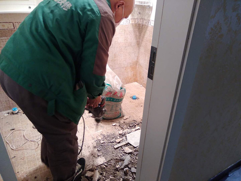 衛(wèi)生間地磚拆除：（一） 基層處理、定標(biāo)高 1、 將基層表面的浮土或砂漿鏟掉，清掃干凈，有油污時(shí)，應(yīng)用10%火堿水刷凈，并用清水沖洗干凈。 2、 根據(jù) 0.5m水平控制線和設(shè)計(jì)圖紙找出板面標(biāo)高。 （二） 彈控制線 1、 先根據(jù)排磚圖確定鋪砌的縫隙寬度。 2、 根據(jù)排磚圖及縫寬在地面上彈縱、橫控制線。注意該十字線與墻面抹灰時(shí)控制房間方正的十字線是否對(duì)應(yīng)平行，同時(shí)注意開(kāi)間方向的控制線是否與走廊的縱向控制線平行，不平行時(shí)應(yīng)調(diào)整至平行。以避免在門口位置的分色磚出現(xiàn)大小頭。 （三） 鋪磚 為了找好位置和標(biāo)離，應(yīng)從門口開(kāi)始，縱向先鋪2～3行磚，以此為標(biāo)筋拉縱橫水平標(biāo)高線，鋪時(shí)應(yīng)從里面向外退著作，人不得踏在剛鋪好的磚面上，每塊磚應(yīng)跟線， （四） 勾縫、擦縫 1、 勾縫：用l：l水泥細(xì)砂漿勾縫，縫內(nèi)深度宜為磚厚的1/3，要求縫內(nèi)砂漿密實(shí)、平整、光滑。