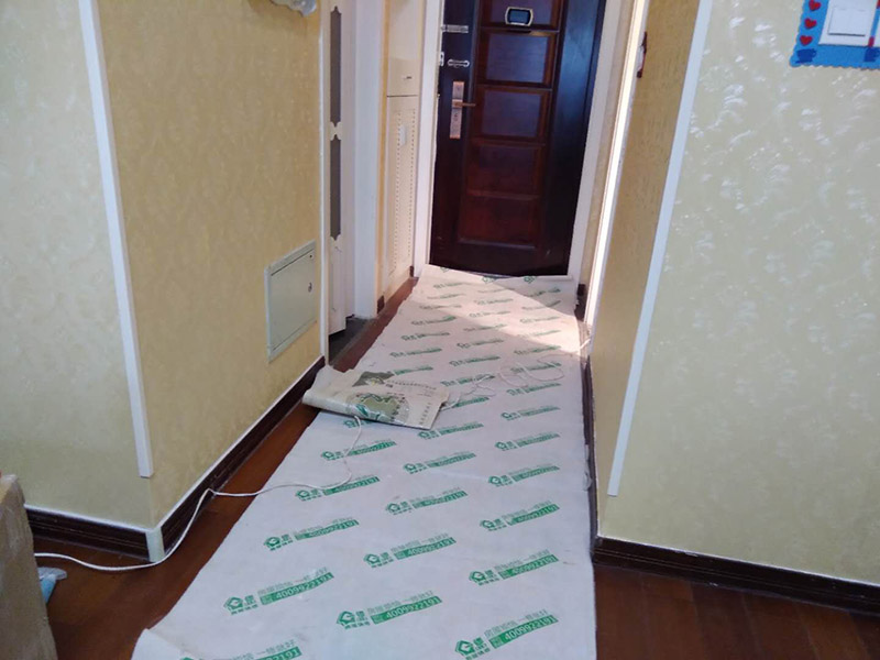 衛(wèi)生間地磚拆除：（一） 基層處理、定標(biāo)高 1、 將基層表面的浮土或砂漿鏟掉，清掃干凈，有油污時(shí)，應(yīng)用10%火堿水刷凈，并用清水沖洗干凈。 2、 根據(jù) 0.5m水平控制線和設(shè)計(jì)圖紙找出板面標(biāo)高。 （二） 彈控制線 1、 先根據(jù)排磚圖確定鋪砌的縫隙寬度。 2、 根據(jù)排磚圖及縫寬在地面上彈縱、橫控制線。注意該十字線與墻面抹灰時(shí)控制房間方正的十字線是否對(duì)應(yīng)平行，同時(shí)注意開(kāi)間方向的控制線是否與走廊的縱向控制線平行，不平行時(shí)應(yīng)調(diào)整至平行。以避免在門口位置的分色磚出現(xiàn)大小頭。 （三） 鋪磚 為了找好位置和標(biāo)離，應(yīng)從門口開(kāi)始，縱向先鋪2～3行磚，以此為標(biāo)筋拉縱橫水平標(biāo)高線，鋪時(shí)應(yīng)從里面向外退著作，人不得踏在剛鋪好的磚面上，每塊磚應(yīng)跟線， （四） 勾縫、擦縫 1、 勾縫：用l：l水泥細(xì)砂漿勾縫，縫內(nèi)深度宜為磚厚的1/3，要求縫內(nèi)砂漿密實(shí)、平整、光滑。