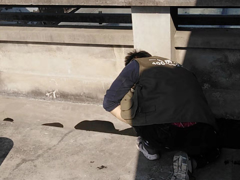 屋頂鋪設(shè)防水卷材：清理基層&mdash;&mdash;涂刷基層處理劑&mdash;&mdash;鋪貼卷材附加層(細(xì)部處理)&mdash;&mdash;熱熔鋪貼大面防水卷材&mdash;&mdash;熱熔封邊&mdash;&mdash;蓄水試驗(yàn)&mdash;&mdash;保護(hù)層施工&mdash;&mdash;質(zhì)量驗(yàn)收。 1) 在鋪設(shè)前基材處理劑需均勻涂刷需要鋪設(shè)的所有屋面； 2) 將準(zhǔn)備好的改性瀝青防水卷材鋪設(shè)在屋頂?shù)谋砻?，具體的尺寸根據(jù)實(shí)際的應(yīng)用要求； 3) 防水膜安裝應(yīng)采用氣缸式丙烷烤燈，剪裁應(yīng)使用專業(yè)的切割工具。 4) 一切準(zhǔn)備完成后將卷材放置在正確的位置，然后將其重新卷好，注意不要改變鋪設(shè)方向。 5) 點(diǎn)燃烤燈后對(duì)防水卷材與屋面的交接處進(jìn)行高溫處理，邊加熱邊滾動(dòng)卷材，使用滾輪對(duì)卷材進(jìn)行碾壓，確保防水卷材與屋面完全粘合。 6) 重復(fù)操作直到卷材的整個(gè)長(zhǎng)度牢固地粘合到表面上，鋪設(shè)完成后使用烤燈及剪裁工具對(duì)防水卷材進(jìn)行熱熔封邊，確保沒(méi)有開(kāi)縫的地方。 7) 最后將使用烤燈卷材末端固定在側(cè)墻上，要確保防水卷材不會(huì)受到任何損壞，同時(shí)也可以借助其他零件對(duì)卷材末端進(jìn)行加固。 8) 暴露在地面以外的卷材區(qū)域應(yīng)用適當(dāng)?shù)姆浪暹M(jìn)行保護(hù)。 9) 施工完成后須經(jīng)過(guò)24小時(shí)才能進(jìn)行檢測(cè)。