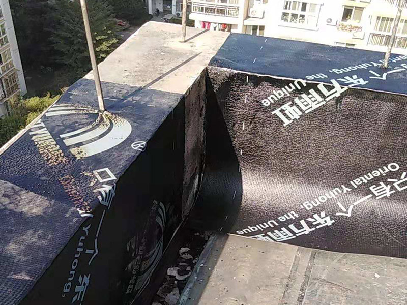 屋頂鋪設(shè)防水卷材：清理基層&mdash;&mdash;涂刷基層處理劑&mdash;&mdash;鋪貼卷材附加層(細(xì)部處理)&mdash;&mdash;熱熔鋪貼大面防水卷材&mdash;&mdash;熱熔封邊&mdash;&mdash;蓄水試驗(yàn)&mdash;&mdash;保護(hù)層施工&mdash;&mdash;質(zhì)量驗(yàn)收。 1) 在鋪設(shè)前基材處理劑需均勻涂刷需要鋪設(shè)的所有屋面； 2) 將準(zhǔn)備好的改性瀝青防水卷材鋪設(shè)在屋頂?shù)谋砻?，具體的尺寸根據(jù)實(shí)際的應(yīng)用要求； 3) 防水膜安裝應(yīng)采用氣缸式丙烷烤燈，剪裁應(yīng)使用專業(yè)的切割工具。 4) 一切準(zhǔn)備完成后將卷材放置在正確的位置，然后將其重新卷好，注意不要改變鋪設(shè)方向。 5) 點(diǎn)燃烤燈后對(duì)防水卷材與屋面的交接處進(jìn)行高溫處理，邊加熱邊滾動(dòng)卷材，使用滾輪對(duì)卷材進(jìn)行碾壓，確保防水卷材與屋面完全粘合。 6) 重復(fù)操作直到卷材的整個(gè)長(zhǎng)度牢固地粘合到表面上，鋪設(shè)完成后使用烤燈及剪裁工具對(duì)防水卷材進(jìn)行熱熔封邊，確保沒(méi)有開(kāi)縫的地方。 7) 最后將使用烤燈卷材末端固定在側(cè)墻上，要確保防水卷材不會(huì)受到任何損壞，同時(shí)也可以借助其他零件對(duì)卷材末端進(jìn)行加固。 8) 暴露在地面以外的卷材區(qū)域應(yīng)用適當(dāng)?shù)姆浪暹M(jìn)行保護(hù)。 9) 施工完成后須經(jīng)過(guò)24小時(shí)才能進(jìn)行檢測(cè)。