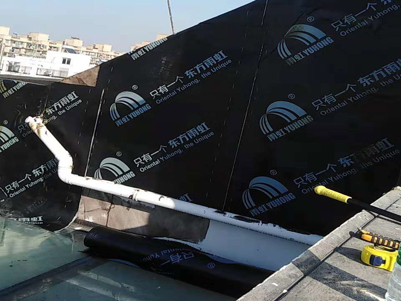 屋頂鋪設(shè)防水卷材：清理基層&mdash;&mdash;涂刷基層處理劑&mdash;&mdash;鋪貼卷材附加層(細(xì)部處理)&mdash;&mdash;熱熔鋪貼大面防水卷材&mdash;&mdash;熱熔封邊&mdash;&mdash;蓄水試驗(yàn)&mdash;&mdash;保護(hù)層施工&mdash;&mdash;質(zhì)量驗(yàn)收。 1) 在鋪設(shè)前基材處理劑需均勻涂刷需要鋪設(shè)的所有屋面； 2) 將準(zhǔn)備好的改性瀝青防水卷材鋪設(shè)在屋頂?shù)谋砻?，具體的尺寸根據(jù)實(shí)際的應(yīng)用要求； 3) 防水膜安裝應(yīng)采用氣缸式丙烷烤燈，剪裁應(yīng)使用專業(yè)的切割工具。 4) 一切準(zhǔn)備完成后將卷材放置在正確的位置，然后將其重新卷好，注意不要改變鋪設(shè)方向。 5) 點(diǎn)燃烤燈后對(duì)防水卷材與屋面的交接處進(jìn)行高溫處理，邊加熱邊滾動(dòng)卷材，使用滾輪對(duì)卷材進(jìn)行碾壓，確保防水卷材與屋面完全粘合。 6) 重復(fù)操作直到卷材的整個(gè)長(zhǎng)度牢固地粘合到表面上，鋪設(shè)完成后使用烤燈及剪裁工具對(duì)防水卷材進(jìn)行熱熔封邊，確保沒(méi)有開(kāi)縫的地方。 7) 最后將使用烤燈卷材末端固定在側(cè)墻上，要確保防水卷材不會(huì)受到任何損壞，同時(shí)也可以借助其他零件對(duì)卷材末端進(jìn)行加固。 8) 暴露在地面以外的卷材區(qū)域應(yīng)用適當(dāng)?shù)姆浪暹M(jìn)行保護(hù)。 9) 施工完成后須經(jīng)過(guò)24小時(shí)才能進(jìn)行檢測(cè)。