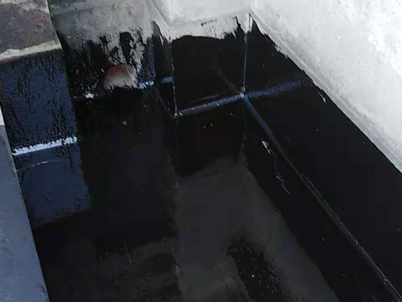 屋頂鋪設(shè)防水卷材：清理基層&mdash;&mdash;涂刷基層處理劑&mdash;&mdash;鋪貼卷材附加層(細(xì)部處理)&mdash;&mdash;熱熔鋪貼大面防水卷材&mdash;&mdash;熱熔封邊&mdash;&mdash;蓄水試驗(yàn)&mdash;&mdash;保護(hù)層施工&mdash;&mdash;質(zhì)量驗(yàn)收。 1) 在鋪設(shè)前基材處理劑需均勻涂刷需要鋪設(shè)的所有屋面； 2) 將準(zhǔn)備好的改性瀝青防水卷材鋪設(shè)在屋頂?shù)谋砻?，具體的尺寸根據(jù)實(shí)際的應(yīng)用要求； 3) 防水膜安裝應(yīng)采用氣缸式丙烷烤燈，剪裁應(yīng)使用專業(yè)的切割工具。 4) 一切準(zhǔn)備完成后將卷材放置在正確的位置，然后將其重新卷好，注意不要改變鋪設(shè)方向。 5) 點(diǎn)燃烤燈后對(duì)防水卷材與屋面的交接處進(jìn)行高溫處理，邊加熱邊滾動(dòng)卷材，使用滾輪對(duì)卷材進(jìn)行碾壓，確保防水卷材與屋面完全粘合。 6) 重復(fù)操作直到卷材的整個(gè)長(zhǎng)度牢固地粘合到表面上，鋪設(shè)完成后使用烤燈及剪裁工具對(duì)防水卷材進(jìn)行熱熔封邊，確保沒(méi)有開(kāi)縫的地方。 7) 最后將使用烤燈卷材末端固定在側(cè)墻上，要確保防水卷材不會(huì)受到任何損壞，同時(shí)也可以借助其他零件對(duì)卷材末端進(jìn)行加固。 8) 暴露在地面以外的卷材區(qū)域應(yīng)用適當(dāng)?shù)姆浪暹M(jìn)行保護(hù)。 9) 施工完成后須經(jīng)過(guò)24小時(shí)才能進(jìn)行檢測(cè)。