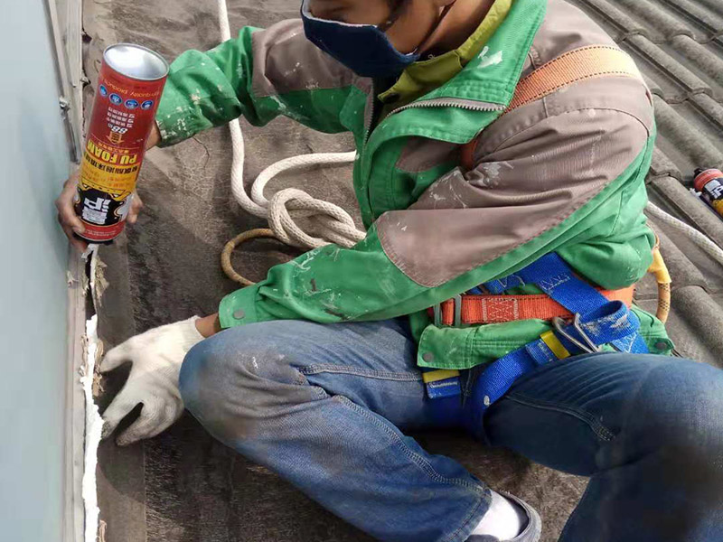 陽(yáng)臺(tái)空鼓裂縫：如若墻體裂縫比較大，用刀將裂縫剮開成U形狀，用石膏粉對(duì)其進(jìn)行填充（注意要比墻面稍低），再貼上玻璃布并用砂紙打磨光滑平整，最后對(duì)整體墻面刷上油漆。將水泥墻面去除，安裝一層石膏板，再做上乳膠漆。該方法能夠去除各種不規(guī)則裂縫，但是施工難度大，操作時(shí)間長(zhǎng)！鏟掉開裂的漆膜部分并用彈性鑷子填平，刷上彈性墻面漆，注意遇到吸水性過(guò)強(qiáng)的基層要刷底漆。